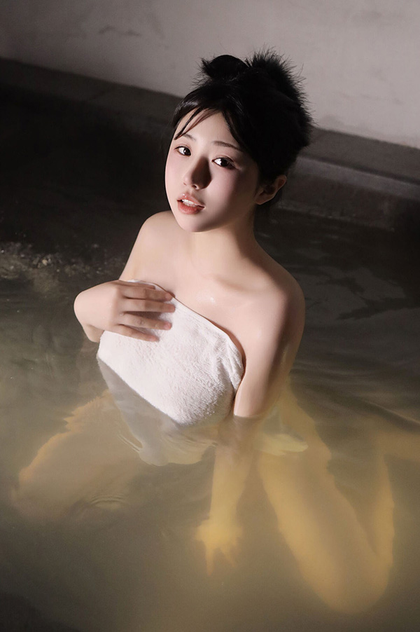 漂亮女神陈小花浴池湿身无圣光美图