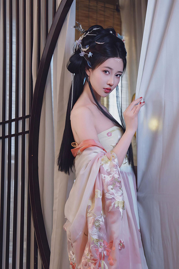 极品女神年年 霓裳无圣光唯美写真