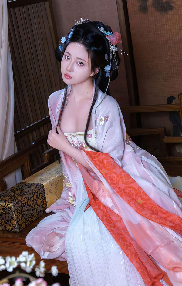 极品女神年年 霓裳无圣光唯美写真