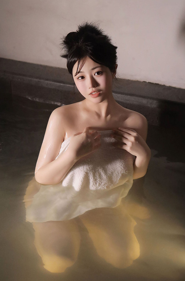 漂亮女神陈小花浴池湿身无圣光美图